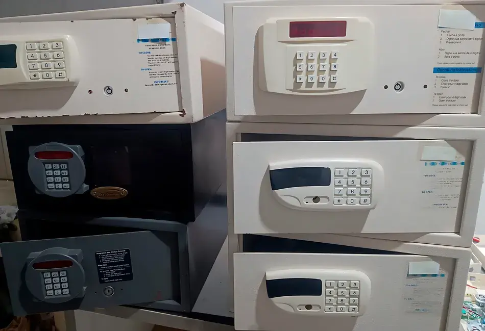 Técnico especializado abrindo cofre eletrônico em Porto Seguro