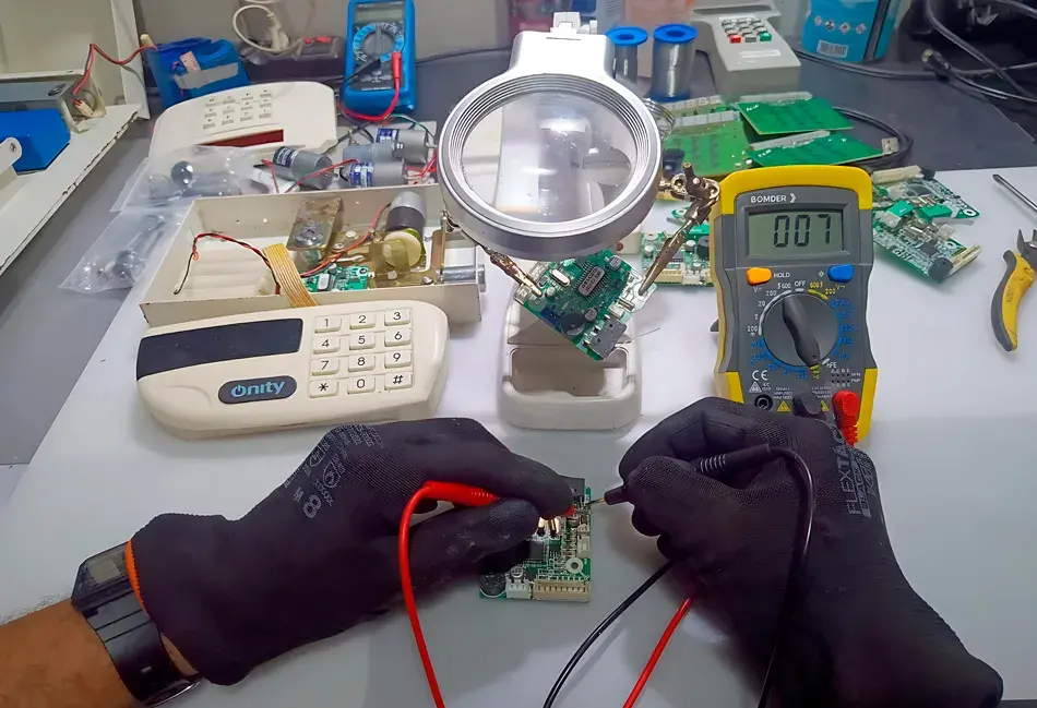 Técnico realizando conserto de cofre em Porto Seguro – BA