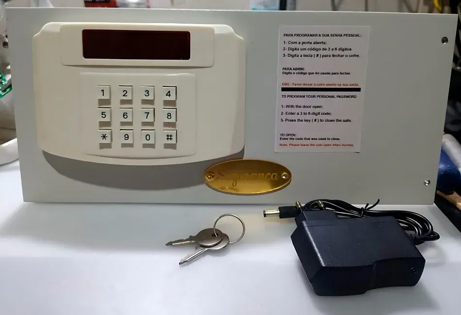 Cliente satisfeito após conserto do cofre